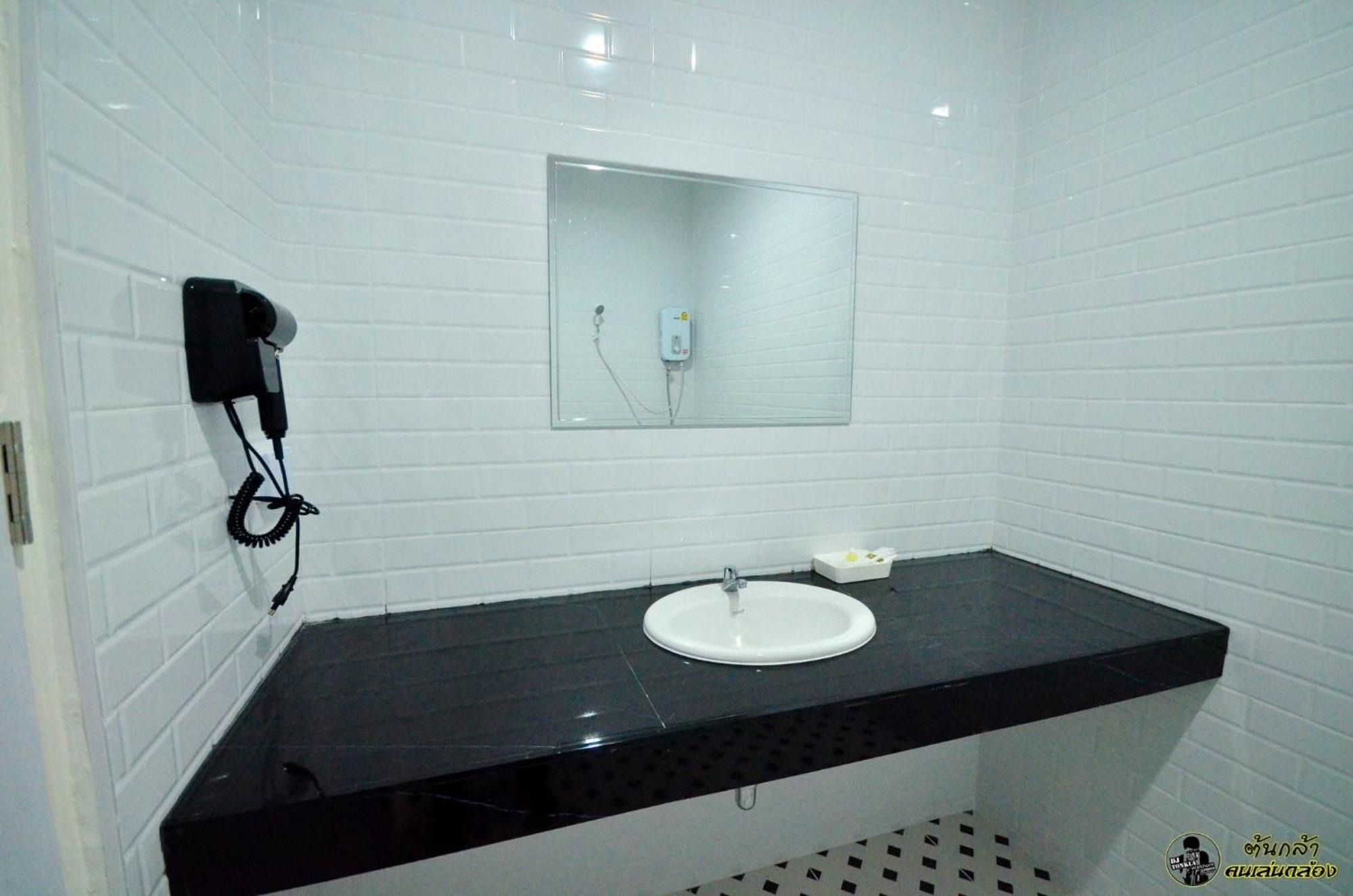 แอ่ว-ดีld Hotel&Residences Ngao Exterior foto